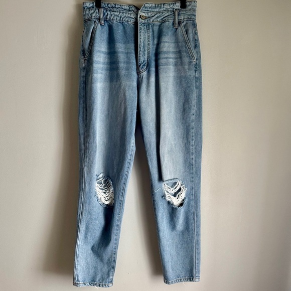 Kancan High Rise Waist Band Detail Distressed Light Wash Mom Jean Size 11/29 - Picture 2 of 10